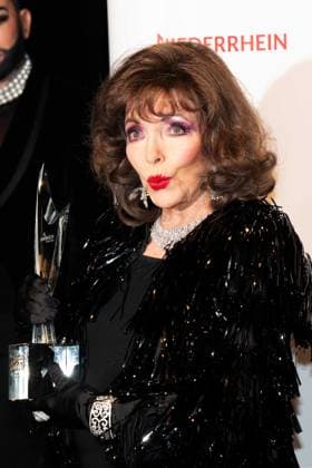Dame Joan COLLINS, Schauspielerin, erhaelt den Ehrenpreis fuer ihr Lebenswerk, Lifetime Achievement Award, Die Goldene Sonne 2023, am 22.04.2023 im Wunderland Kalkar,