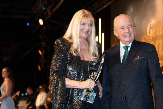 Marlene CHARELL, Taenzerin, Saengerin, erhaelt den Ehrenpreis Musikalisches Lebenswerk International, mit Laudator Max SCHAUTZER, Moderator, Die Goldene Sonne 2023, am 22.04.2023 im Wunderland Kalkar,