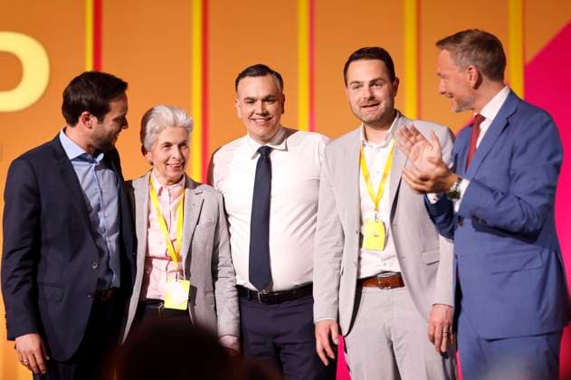 Martin Hagen, Marie-Agnes Strack-Zimmermann, Stefan Naas, Thore Schäck und Christian Lindner beim 74. Ord. Bundesparteitag der FDP in der Station Berlin. Berlin, 22.04.2023 *** Martin Hagen, Marie Agnes Strack Zimmermann, Stefan Naas, Thore Schäck and Christian Lindner at the 74 Ord Federal Party Congress of the FDP in Berlin Station Berlin, 22 04 2023 Foto:xJ.xMWx xFuturexImage