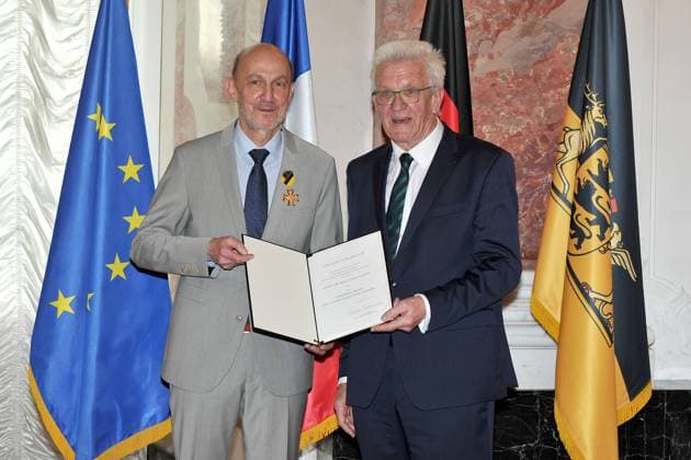 erleihung des Verdienstorden des Landes Baden-Württemberg. Winfried Kretschmann ( Bündnis 90 Die Grünen Ministerpräsident Baden-Württemberg ) und Wolfgang Hansch anläßlich der Verleihung des Verdienstorden des Landes Baden-Württemberg am 22.04.2023 im Schloss Mannheim. 20230422MWI64138
