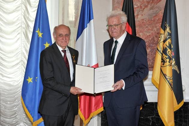 erleihung des Verdienstorden des Landes Baden-Württemberg. Winfried Kretschmann ( Bündnis 90 Die Grünen Ministerpräsident Baden-Württemberg ) und Hugo Katus anläßlich der Verleihung des Verdienstorden des Landes Baden-Württemberg am 22.04.2023 im Schloss Mannheim. 20230422MWI64143