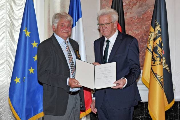 erleihung des Verdienstorden des Landes Baden-Württemberg. Winfried Kretschmann ( Bündnis 90 Die Grünen Ministerpräsident Baden-Württemberg ) und Peter Keller anläßlich der Verleihung des Verdienstorden des Landes Baden-Württemberg am 22.04.2023 im Schloss Mannheim. 20230422MWI64150