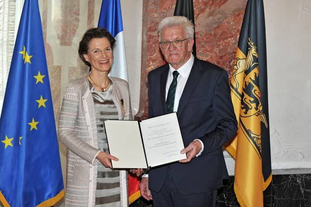 erleihung des Verdienstorden des Landes Baden-Württemberg. Winfried Kretschmann ( Bündnis 90 Die Grünen Ministerpräsident Baden-Württemberg ) und Stephanie Mair-Huydt anläßlich der Verleihung des Verdienstorden des Landes Baden-Württemberg am 22.04.2023 im Schloss Mannheim. 20230422MWI64158