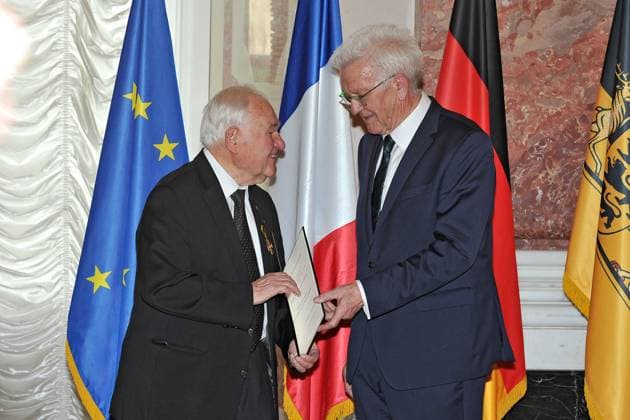 erleihung des Verdienstorden des Landes Baden-Württemberg. Winfried Kretschmann ( Bündnis 90 Die Grünen Ministerpräsident Baden-Württemberg ) und Franz Pitzal anläßlich der Verleihung des Verdienstorden des Landes Baden-Württemberg am 22.04.2023 im Schloss Mannheim. 20230422MWI64163