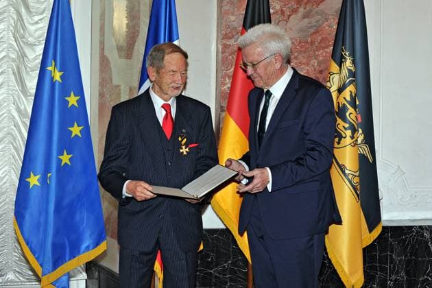 erleihung des Verdienstorden des Landes Baden-Württemberg. Winfried Kretschmann ( Bündnis 90 Die Grünen Ministerpräsident Baden-Württemberg ) und Gerhard Schmidtke anläßlich der Verleihung des Verdienstorden des Landes Baden-Württemberg am 22.04.2023 im Schloss Mannheim. 20230422MWI64169