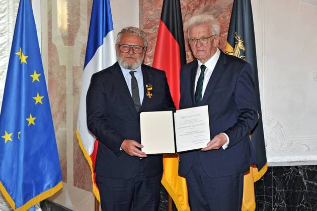 erleihung des Verdienstorden des Landes Baden-Württemberg. Winfried Kretschmann ( Bündnis 90 Die Grünen Ministerpräsident Baden-Württemberg ) und Tobias Rehberger anläßlich der Verleihung des Verdienstorden des Landes Baden-Württemberg am 22.04.2023 im Schloss Mannheim. 20230422MWI64173