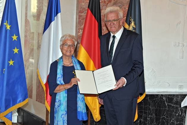 erleihung des Verdienstorden des Landes Baden-Württemberg. Winfried Kretschmann ( Bündnis 90 Die Grünen Ministerpräsident Baden-Württemberg ) und Hedwig Seidel-Lerch anläßlich der Verleihung des Verdienstorden des Landes Baden-Württemberg am 22.04.2023 im Schloss Mannheim. 20230422MWI64177