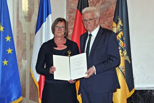 erleihung des Verdienstorden des Landes Baden-Württemberg. Winfried Kretschmann ( Bündnis 90 Die Grünen Ministerpräsident Baden-Württemberg ) und Edith Sitzmann anläßlich der Verleihung des Verdienstorden des Landes Baden-Württemberg am 22.04.2023 im Schloss Mannheim. 20230422MWI64180
