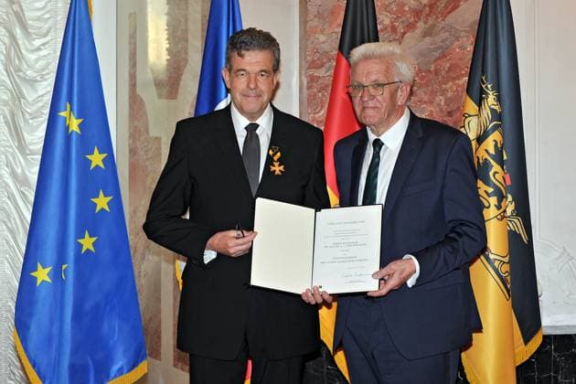 erleihung des Verdienstorden des Landes Baden-Württemberg. Winfried Kretschmann ( Bündnis 90 Die Grünen Ministerpräsident Baden-Württemberg ) und Uwe Spetzger anläßlich der Verleihung des Verdienstorden des Landes Baden-Württemberg am 22.04.2023 im Schloss Mannheim. 20230422MWI64182