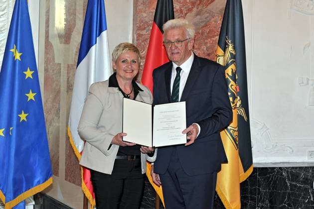 erleihung des Verdienstorden des Landes Baden-Württemberg. Winfried Kretschmann ( Bündnis 90 Die Grünen Ministerpräsident Baden-Württemberg ) und Natja Stockhause anläßlich der Verleihung des Verdienstorden des Landes Baden-Württemberg am 22.04.2023 im Schloss Mannheim. 20230422MWI64184