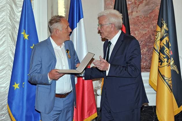 erleihung des Verdienstorden des Landes Baden-Württemberg. Winfried Kretschmann ( Bündnis 90 Die Grünen Ministerpräsident Baden-Württemberg ) und Christian Streich anläßlich der Verleihung des Verdienstorden des Landes Baden-Württemberg am 22.04.2023 im Schloss Mannheim. 20230422MWI64191