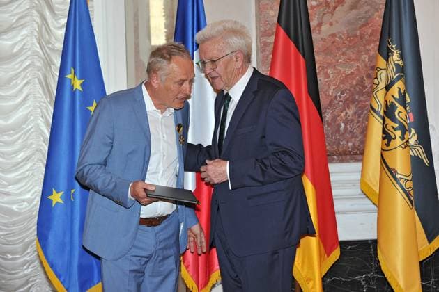 erleihung des Verdienstorden des Landes Baden-Württemberg. Winfried Kretschmann ( Bündnis 90 Die Grünen Ministerpräsident Baden-Württemberg ) und Christian Streich anläßlich der Verleihung des Verdienstorden des Landes Baden-Württemberg am 22.04.2023 im Schloss Mannheim. 20230422MWI64193