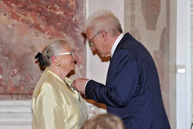 erleihung des Verdienstorden des Landes Baden-Württemberg. Winfried Kretschmann ( Bündnis 90 Die Grünen Ministerpräsident Baden-Württemberg ) und Gerda Tschira anläßlich der Verleihung des Verdienstorden des Landes Baden-Württemberg am 22.04.2023 im Schloss Mannheim. 20230422MWI64199