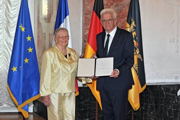 erleihung des Verdienstorden des Landes Baden-Württemberg. Winfried Kretschmann ( Bündnis 90 Die Grünen Ministerpräsident Baden-Württemberg ) und Gerda Tschira anläßlich der Verleihung des Verdienstorden des Landes Baden-Württemberg am 22.04.2023 im Schloss Mannheim. 20230422MWI64202