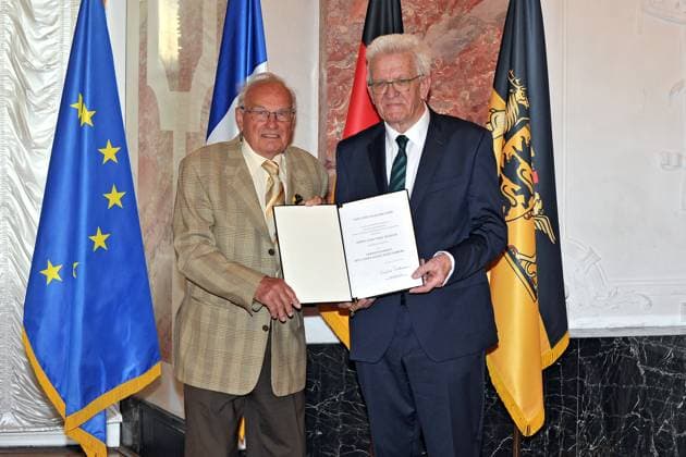 erleihung des Verdienstorden des Landes Baden-Württemberg. Winfried Kretschmann ( Bündnis 90 Die Grünen Ministerpräsident Baden-Württemberg ) und Hans-Gerd Tschuch anläßlich der Verleihung des Verdienstorden des Landes Baden-Württemberg am 22.04.2023 im Schloss Mannheim. 20230422MWI64207