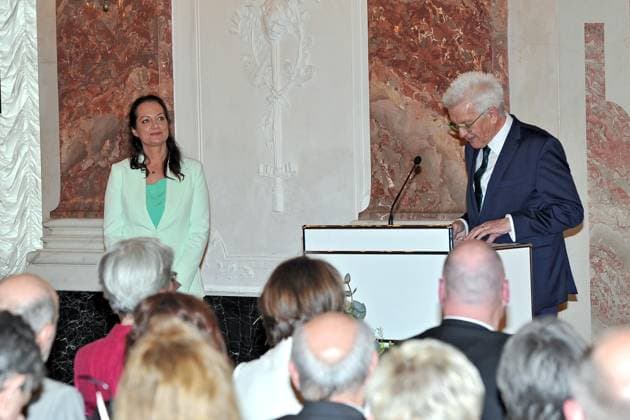 erleihung des Verdienstorden des Landes Baden-Württemberg. Winfried Kretschmann ( Bündnis 90 Die Grünen Ministerpräsident Baden-Württemberg ) und Natalia Wörner anläßlich der Verleihung des Verdienstorden des Landes Baden-Württemberg am 22.04.2023 im Schloss Mannheim. 20230422MWI64213