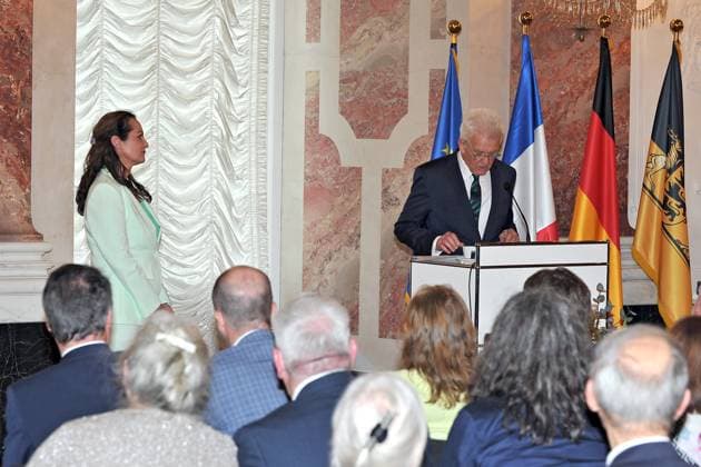 erleihung des Verdienstorden des Landes Baden-Württemberg. Winfried Kretschmann ( Bündnis 90 Die Grünen Ministerpräsident Baden-Württemberg ) und Natalia Wörner anläßlich der Verleihung des Verdienstorden des Landes Baden-Württemberg am 22.04.2023 im Schloss Mannheim. 20230422MWI64214