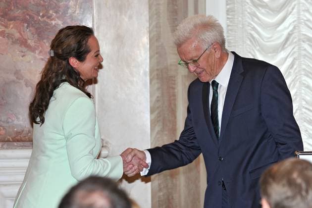 erleihung des Verdienstorden des Landes Baden-Württemberg. Winfried Kretschmann ( Bündnis 90 Die Grünen Ministerpräsident Baden-Württemberg ) und Natalia Wörner anläßlich der Verleihung des Verdienstorden des Landes Baden-Württemberg am 22.04.2023 im Schloss Mannheim. 20230422MWI64216