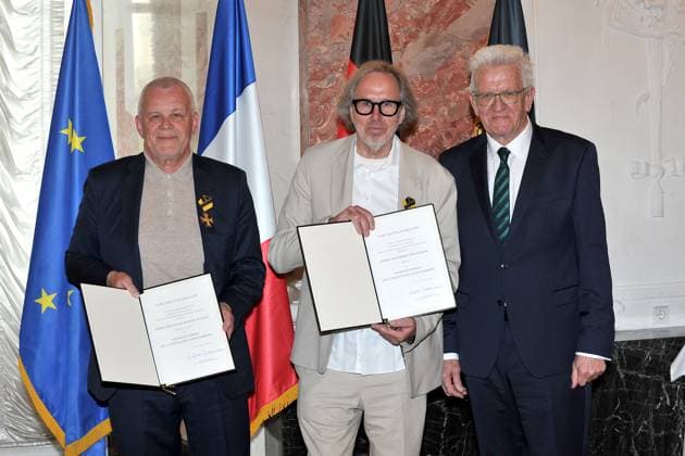 erleihung des Verdienstorden des Landes Baden-Württemberg. Winfried Kretschmann ( Bündnis 90 Die Grünen Ministerpräsident Baden-Württemberg ) , Prof. Udo Dahmen und Prof. Hubert Wandjo anläßlich der Verleihung des Verdienstorden des Landes Baden-Württemberg am 22.04.2023 im Schloss Mannheim. 20230422MWI64095