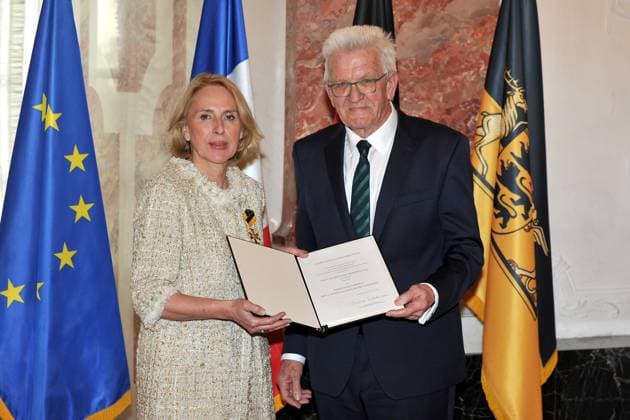 erleihung des Verdienstorden des Landes Baden-Württemberg. Winfried Kretschmann ( Bündnis 90 Die Grünen Ministerpräsident Baden-Württemberg ) und Karolina Gernbauer anläßlich der Verleihung des Verdienstorden des Landes Baden-Württemberg am 22.04.2023 im Schloss Mannheim. 20230422MWI64105
