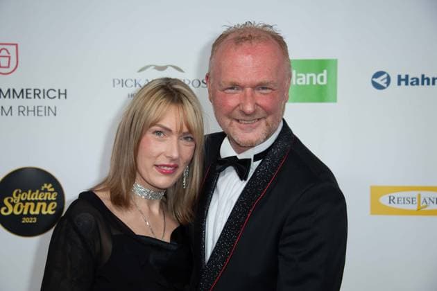 Frank NEUENFELS, Saenger, und Sarah BACKHAUS, Roter Teppich, Red Carpet Show, Ankunft, arrival, Die Goldene Sonne 2023, am 22.04.2023 im Wunderland Kalkar,