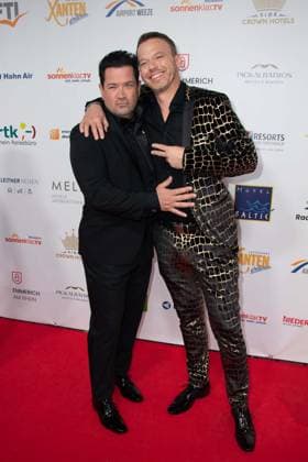 v.l. Sam EISENSTEIN, Schauspieler, Christian EHRLICH Roter Teppich, Red Carpet Show, Ankunft, arrival, Die Goldene Sonne 2023, am 22.04.2023 im Wunderland Kalkar,