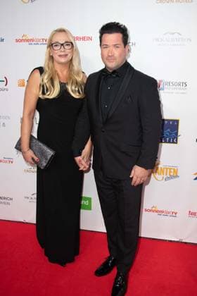 Sam EISENSTEIN, Schauspieler, mit Ehefrau Mareike Roter Teppich, Red Carpet Show, Ankunft, arrival, Die Goldene Sonne 2023, am 22.04.2023 im Wunderland Kalkar,