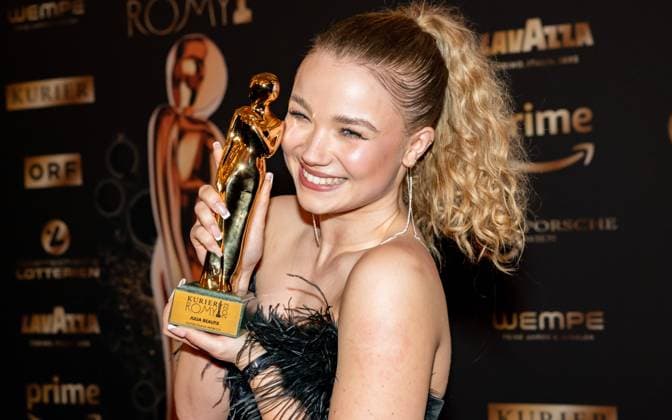20230422 Kurier Romy Gala 2023 WIEN, OESTERREICH - 22. APRIL: Schauspielerin Julia Beautx Preistraegerin der 34. KURIER ROMY in der Kategorie -Entdeckung weiblich- anlaesslich der Verleihung der 34. KURIER ROMY bei der Kurier Romy-Gala 2023 im Festsaal der Wiener Hofburg am 22. April 2023 in Wien, Oesterreich 230422_SEPA_17_040 Copyright: xIsabellexOuvrardx SEPAxMedia