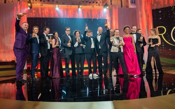 Entertainment Themen der Woche KW16 20230422 Kurier Romy Gala 2023 WIEN, OESTERREICH - 22. APRIL: Schlussbild mit allen PreistraegerInnen der 34. KURIER ROMY nach der Verleihung der 34. KURIER ROMY bei der Kurier Romy-Gala 2023 im Festsaal der Wiener Hofburg am 22. April 2023 in Wien, Oesterreich 230422_SEPA_17_036 Copyright: xIsabellexOuvrardx SEPAxMedia