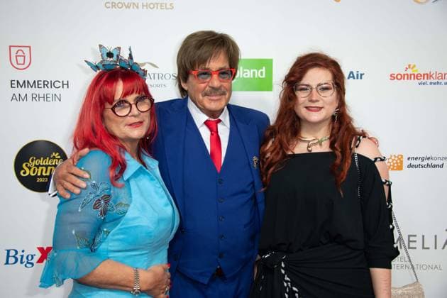 Joerg DRAEGER, Moderator, Begleiterinnen nicht identifiziert, Roter Teppich, Red Carpet Show, Ankunft, arrival, Die Goldene Sonne 2023, am 22.04.2023 im Wunderland Kalkar,
