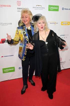 Stefanie Simon und Eva Jacob bei der Verleihung der Goldenen Sonne 2023 während der Sonnenklar.TV Gala im Wunderland Kalkar. Kalkar, 22.04.2023