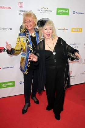 Stefanie Simon und Eva Jacob bei der Verleihung der Goldenen Sonne 2023 während der Sonnenklar.TV Gala im Wunderland Kalkar. Kalkar, 22.04.2023