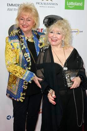 Stefanie Simon und Eva Jacob bei der Verleihung der Goldenen Sonne 2023 während der Sonnenklar.TV Gala im Wunderland Kalkar. Kalkar, 22.04.2023