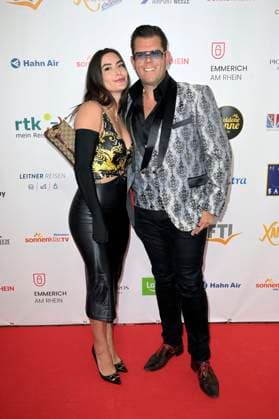 Dennis Schick mit Freundin Liliana bei der Verleihung der Goldenen Sonne 2023 während der Sonnenklar.TV Gala im Wunderland Kalkar. Kalkar, 22.04.2023