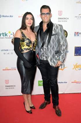 Dennis Schick mit Freundin Liliana bei der Verleihung der Goldenen Sonne 2023 während der Sonnenklar.TV Gala im Wunderland Kalkar. Kalkar, 22.04.2023