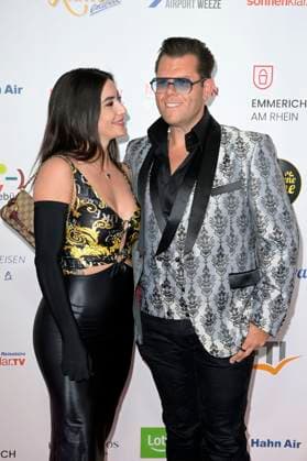 Dennis Schick mit Freundin Liliana bei der Verleihung der Goldenen Sonne 2023 während der Sonnenklar.TV Gala im Wunderland Kalkar. Kalkar, 22.04.2023