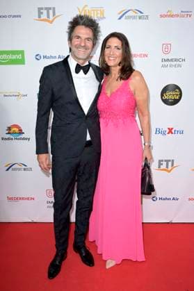 Patrick Hufen mit Ehefrau Sabine Hufen bei der Verleihung der Goldenen Sonne 2023 während der Sonnenklar.TV Gala im Wunderland Kalkar. Kalkar, 22.04.2023