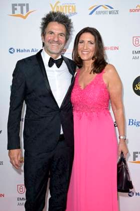Patrick Hufen mit Ehefrau Sabine Hufen bei der Verleihung der Goldenen Sonne 2023 während der Sonnenklar.TV Gala im Wunderland Kalkar. Kalkar, 22.04.2023