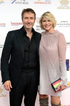 Guido Broscheit und Barbara Klein bei der Verleihung der Goldenen Sonne 2023 während der Sonnenklar.TV Gala im Wunderland Kalkar. Kalkar, 22.04.2023