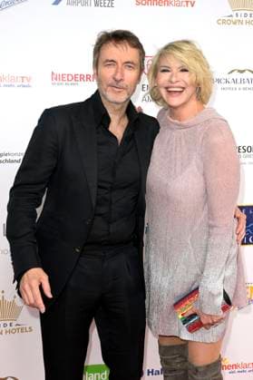 Guido Broscheit und Barbara Klein bei der Verleihung der Goldenen Sonne 2023 während der Sonnenklar.TV Gala im Wunderland Kalkar. Kalkar, 22.04.2023