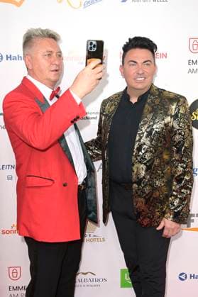 Hubert Fella und Matthias Mangiapane bei der Verleihung der Goldenen Sonne 2023 während der Sonnenklar.TV Gala im Wunderland Kalkar. Kalkar, 22.04.2023