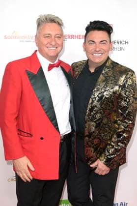 Hubert Fella und Matthias Mangiapane bei der Verleihung der Goldenen Sonne 2023 während der Sonnenklar.TV Gala im Wunderland Kalkar. Kalkar, 22.04.2023
