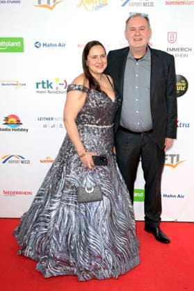 Walter Waldi Lehnertz mit Partnerin bei der Verleihung der Goldenen Sonne 2023 während der Sonnenklar.TV Gala im Wunderland Kalkar. Kalkar, 22.04.2023