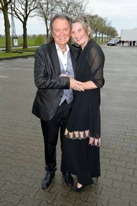 Chris Andrews mit Ehefrau Alexandra Andrews bei der Verleihung der Goldenen Sonne 2023 während der Sonnenklar.TV Gala im Wunderland Kalkar. Kalkar, 22.04.2023