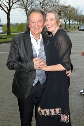 Chris Andrews mit Ehefrau Alexandra Andrews bei der Verleihung der Goldenen Sonne 2023 während der Sonnenklar.TV Gala im Wunderland Kalkar. Kalkar, 22.04.2023