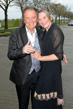 Chris Andrews mit Ehefrau Alexandra Andrews bei der Verleihung der Goldenen Sonne 2023 während der Sonnenklar.TV Gala im Wunderland Kalkar. Kalkar, 22.04.2023