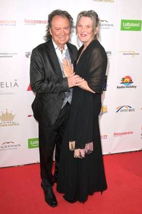 Chris Andrews mit Ehefrau Alexandra Andrews bei der Verleihung der Goldenen Sonne 2023 während der Sonnenklar.TV Gala im Wunderland Kalkar. Kalkar, 22.04.2023