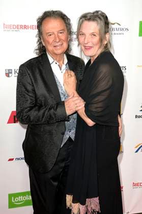 Chris Andrews mit Ehefrau Alexandra Andrews bei der Verleihung der Goldenen Sonne 2023 während der Sonnenklar.TV Gala im Wunderland Kalkar. Kalkar, 22.04.2023
