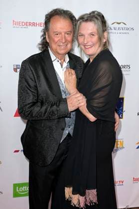 Chris Andrews mit Ehefrau Alexandra Andrews bei der Verleihung der Goldenen Sonne 2023 während der Sonnenklar.TV Gala im Wunderland Kalkar. Kalkar, 22.04.2023