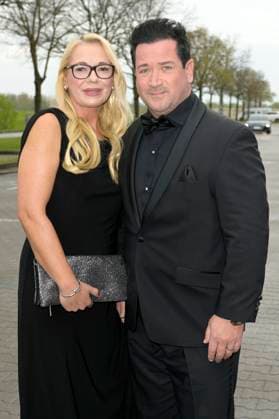 Sam Eisenstein mit Ehefrau Mareike Eisenstein bei der Verleihung der Goldenen Sonne 2023 während der Sonnenklar.TV Gala im Wunderland Kalkar. Kalkar, 22.04.2023